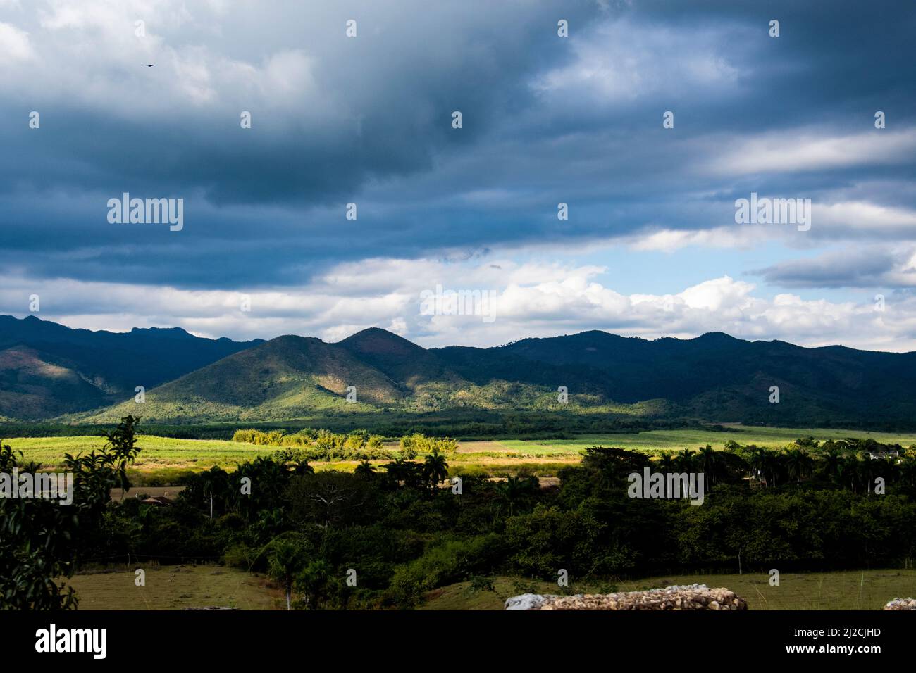 Belle vue au coucher du soleil sur la campagne cubaine près de la ville de Trinidad, Cuba un site classé au patrimoine de l'UNESCO. Banque D'Images
