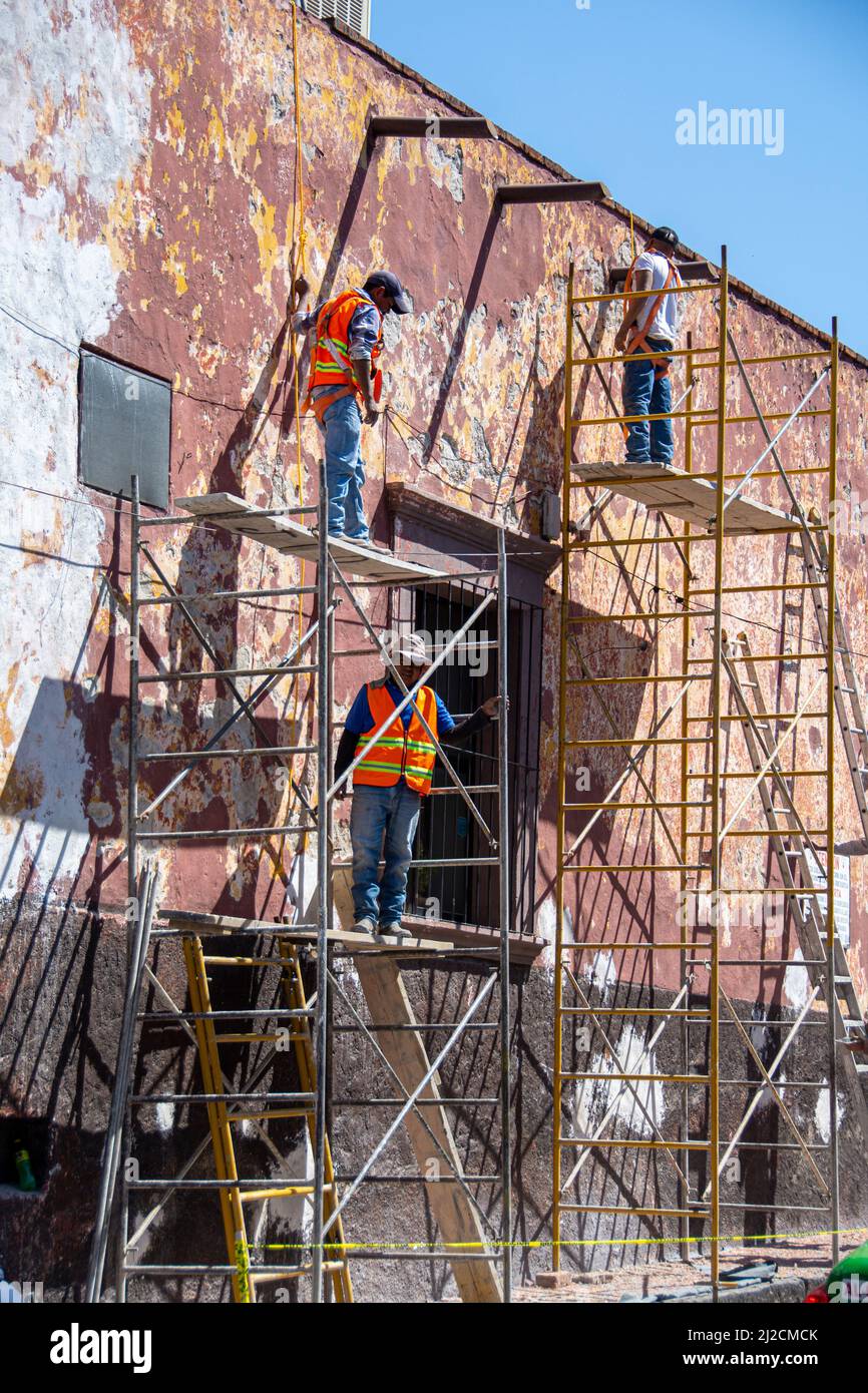 Un groupe de travailleurs mexicains de la construction préparant une maison pour la peinture. San Miguel de Allende, Guanajuato, Mexique Banque D'Images