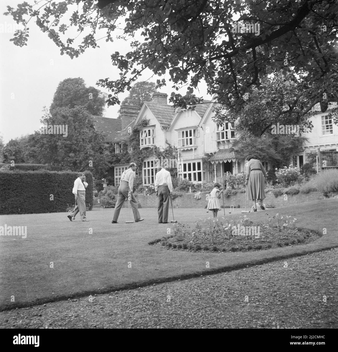 La famille Martineau dans le jardin de l'Old Lodge à Terlow (Buckinghamshire) jouant au croquet ca: Juillet 1954 Banque D'Images