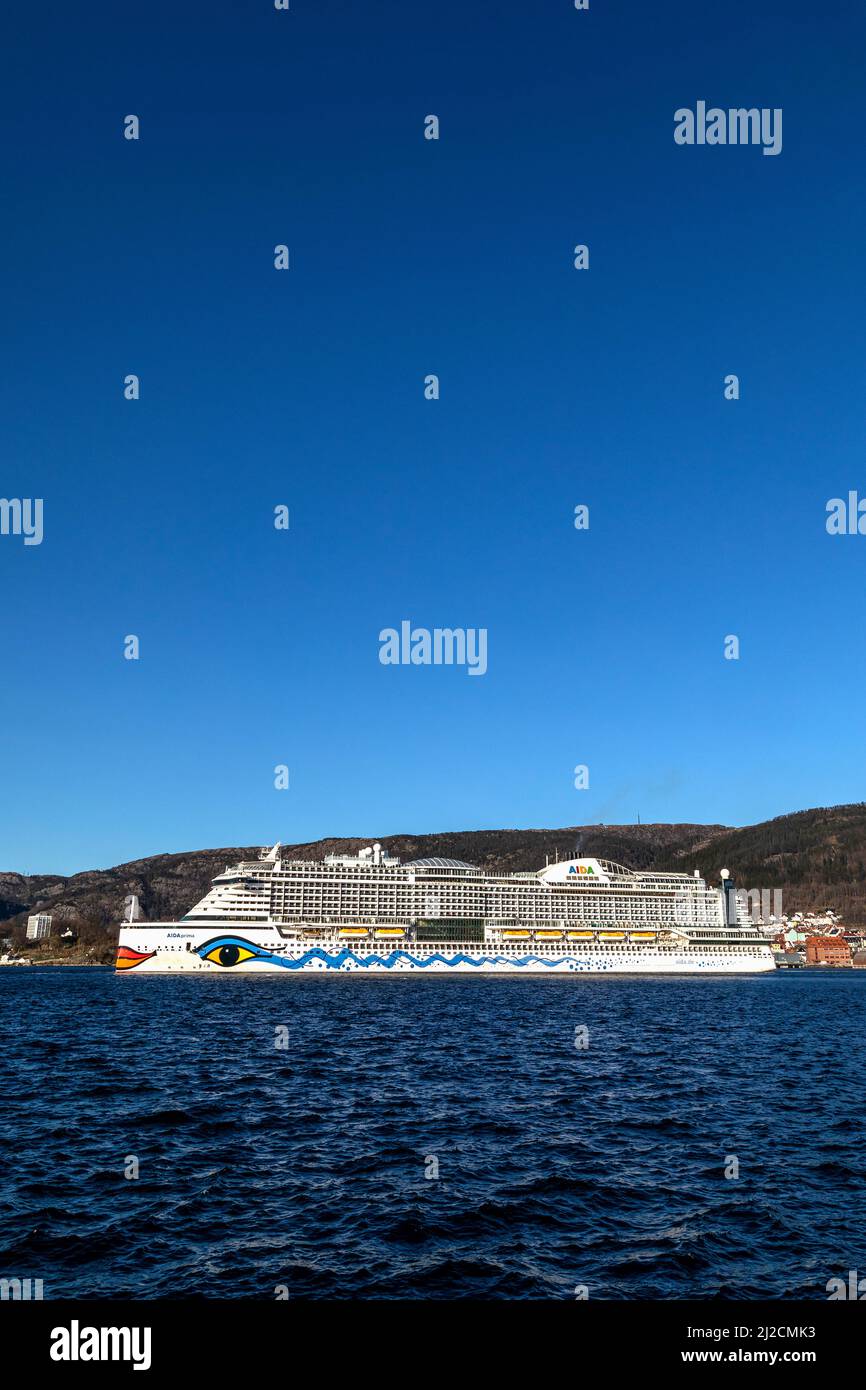 Bateau de croisière AIDAprima à Byfjorden, au départ du port de Bergen, en Norvège. Banque D'Images