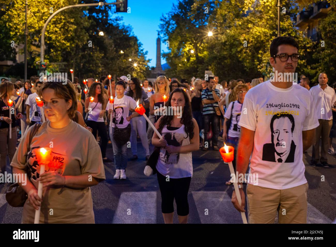 Palerme, Italie 19/07/2012: Vingtième anniversaire des massacres de 92. Procession aux flambeaux organisée par Giovane Italia. ©Andrea Sabbadini Banque D'Images