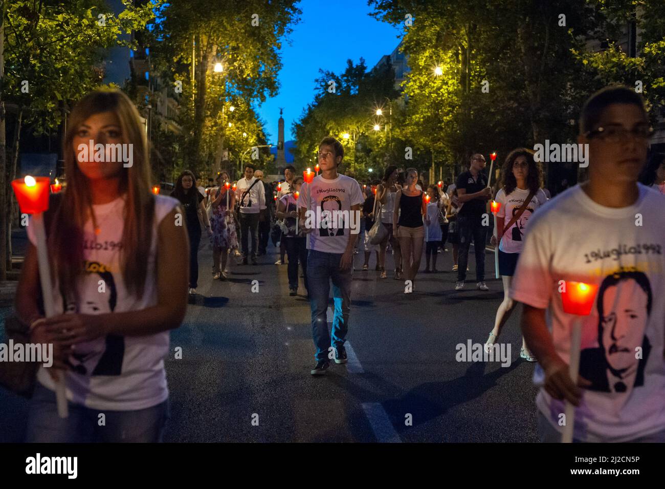 Palerme, Italie 19/07/2012: Vingtième anniversaire des massacres de 92. Procession aux flambeaux organisée par Giovane Italia. ©Andrea Sabbadini Banque D'Images