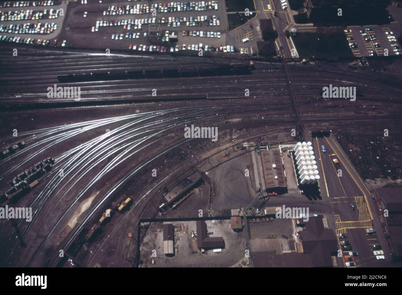 U.S. Steel: Zone de stationnement, lignes de chemin de fer et bâtiments administratifs ca. 1973 Banque D'Images