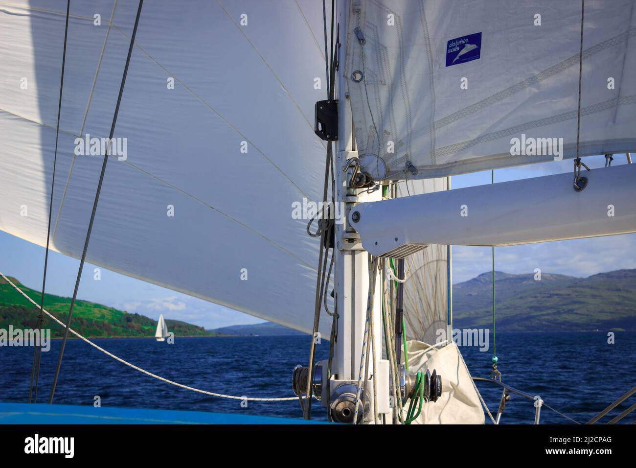 Pourchassant un yacht sur le Sound of Mull, Western Isles, Écosse, Royaume-Uni Banque D'Images