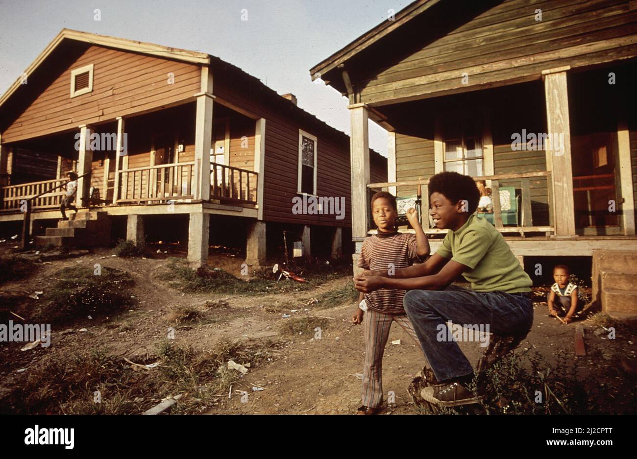 Deux enfants à l'extérieur de leur maison dans un quartier à faible revenu près d'une usine d'acier de Birmingham Alabama ca. 1972 Banque D'Images