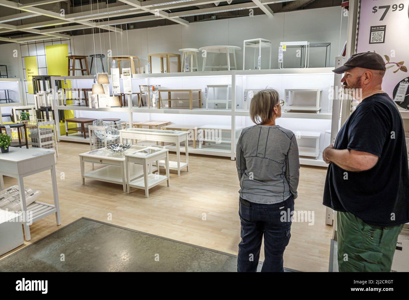 Miami Florida IKEA maison biens meubles accessoires meubles décor shopping acheteurs à l'intérieur de l'intérieur exposition vente tables couple regardant homme femme Banque D'Images