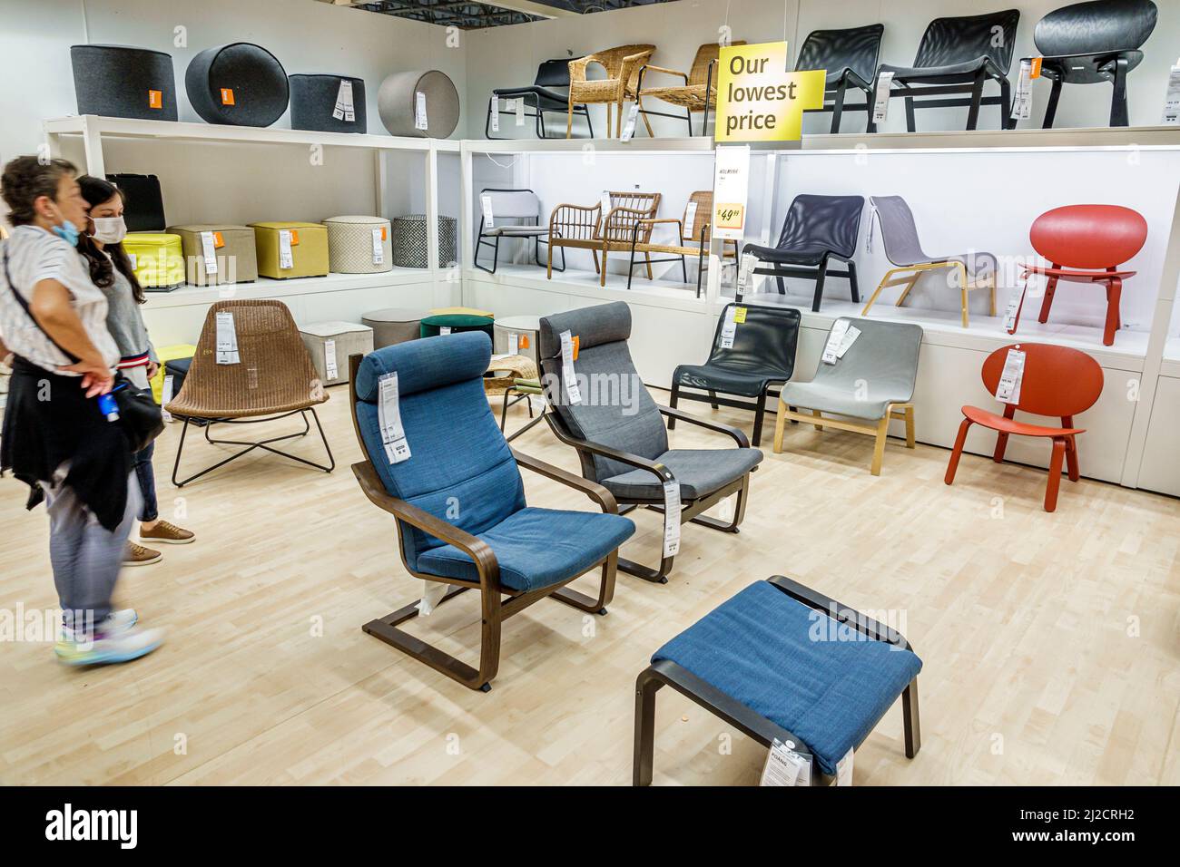 Miami Florida IKEA maison biens meubles accessoires meubles décor shopping acheteurs à l'intérieur de l'affichage intérieur vente mère fille chaises regardant Banque D'Images