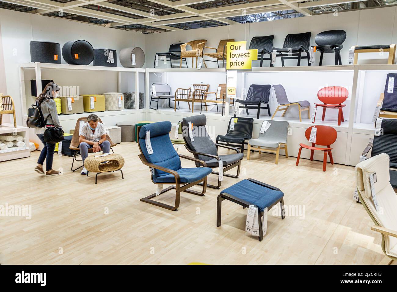 Miami Florida IKEA maison biens ameublement accessoires meubles décor shopping acheteurs à l'intérieur de l'intérieur exposition vente mère chaises fille look tr Banque D'Images