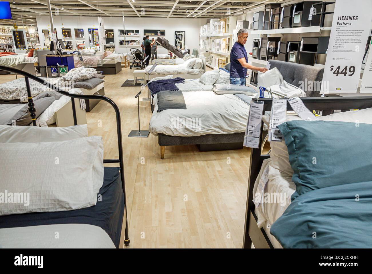 Miami Florida IKEA maison biens meubles accessoires meubles décor shopping acheteurs à l'intérieur de l'affichage intérieur vente lits homme recherche Banque D'Images