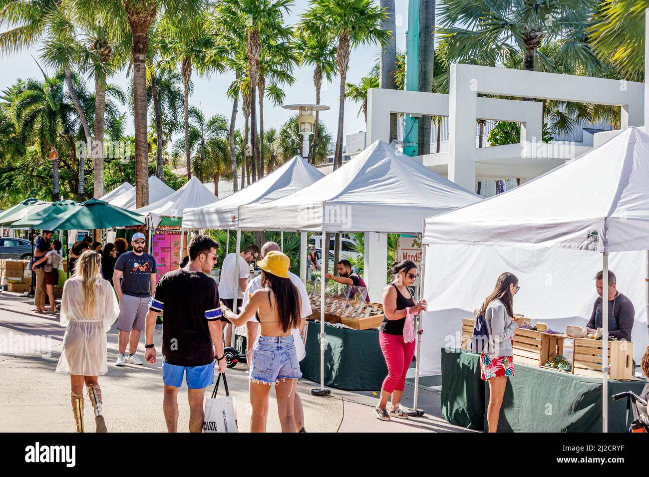 Miami Beach Florida Lincoln Road Pedestrian Mall shopping antiquaires marché à collectionner vendeurs stalles stands cabines stands marchands displ Banque D'Images