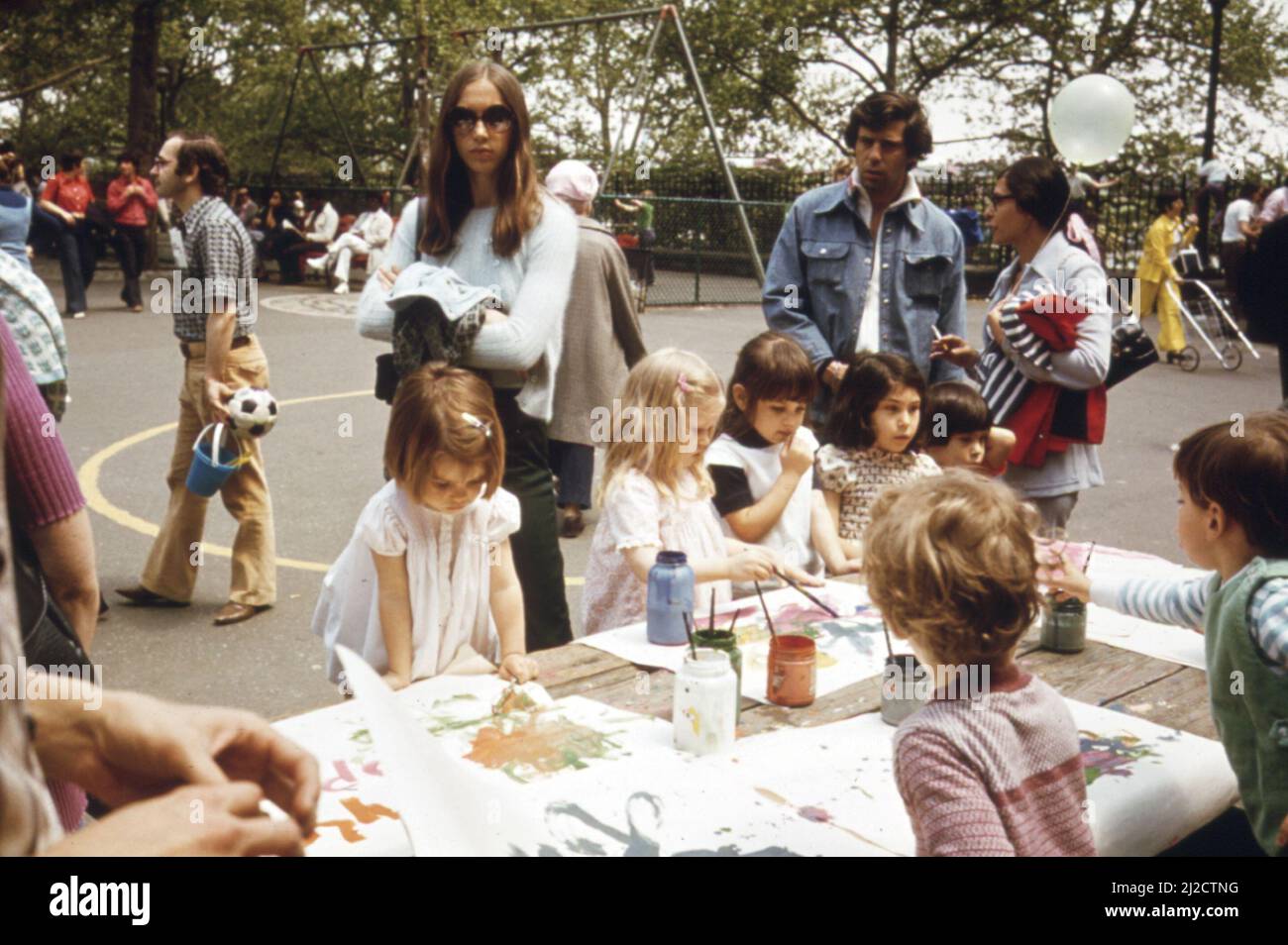 Les jeunes apprécient le matériel de peinture fourni gratuitement lors du festival de printemps au parc Carl Schurz, dans la partie supérieure est de Manhattan, surplombant la rivière East et la pointe nord de l'île Welfare, le parc est le site historique de Gracie Mansion, maintenant la résidence du maire de New York ca. 1973 Banque D'Images