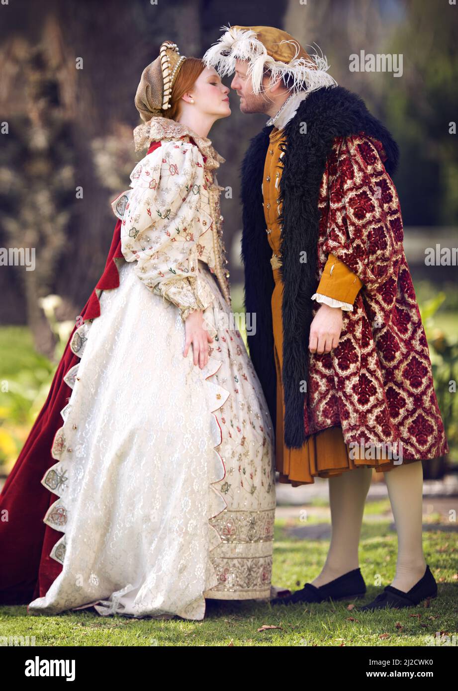 HES la règle de son coeur. Photo d'un couple royal qui passe du temps ensemble dans les jardins. Banque D'Images