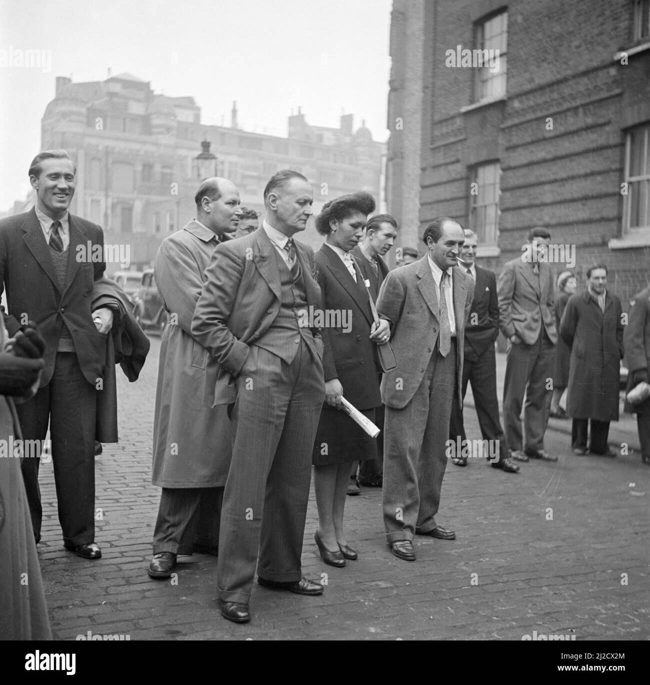 Public à un interprète de rue environ: 1947 Banque D'Images