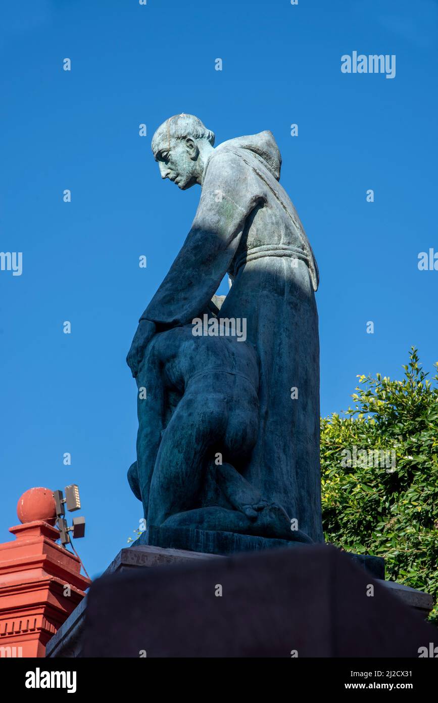 Statue d'un prêtre partiellement à l'ombre, San Miguel de Allende, Guanajuato, Mexique. Banque D'Images