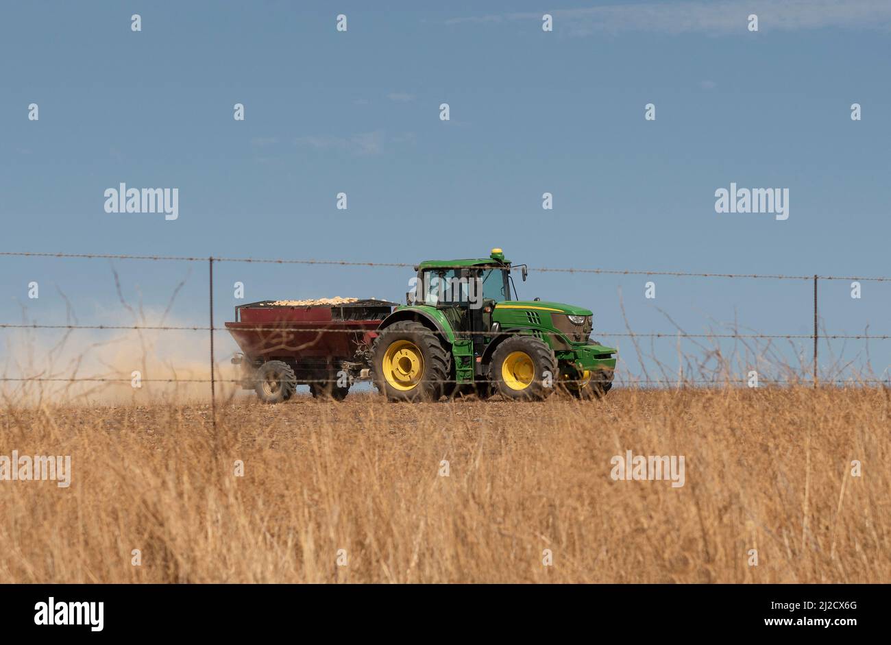 Caledon, Cap occidental, Afrique du Sud. 2022. Tracteur et remorque vert remplis de chaux et répartis sur les zones d'une ferme dans la région d'Overberg. Banque D'Images