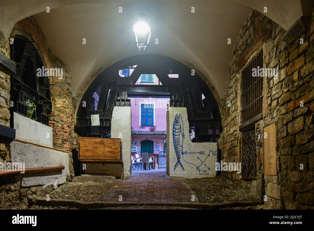 Rivolte di San Sebastiano (Porticoes de Saint-Sébastien) dans le quartier médiéval la Pigna de Sanremo, Imperia, Ligurie, Italie Banque D'Images Rivolte di San Sebastiano (Porticoes de Saint-Sébastien) dans le quartier médiéval la Pigna de Sanremo, Imperia, Ligurie, Italie Banque D'Images