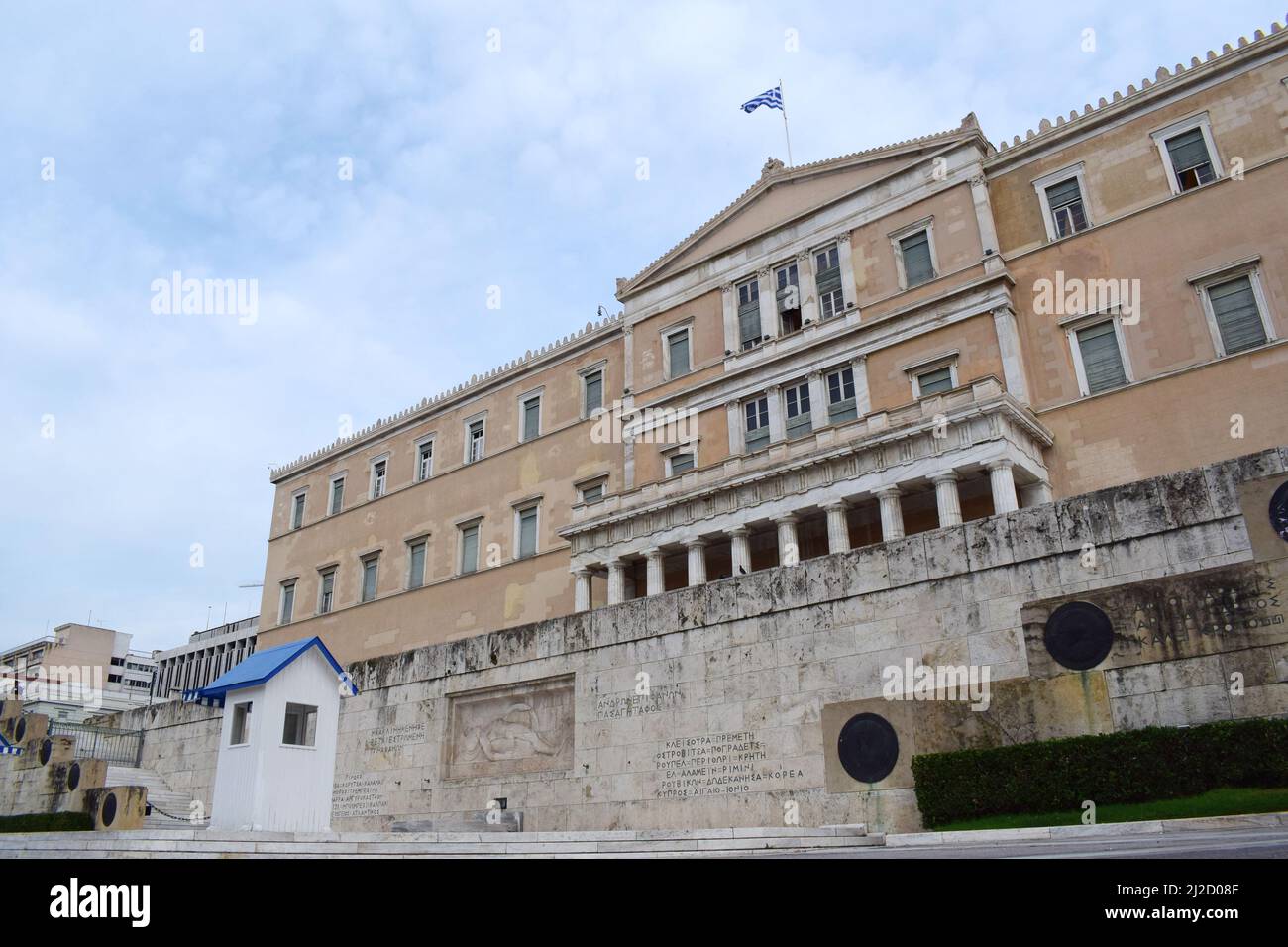 Le Parlement grec et la tombe du Soldat inconnu sur la place Syntagma en centre-ville. Athènes, Grèce Banque D'Images