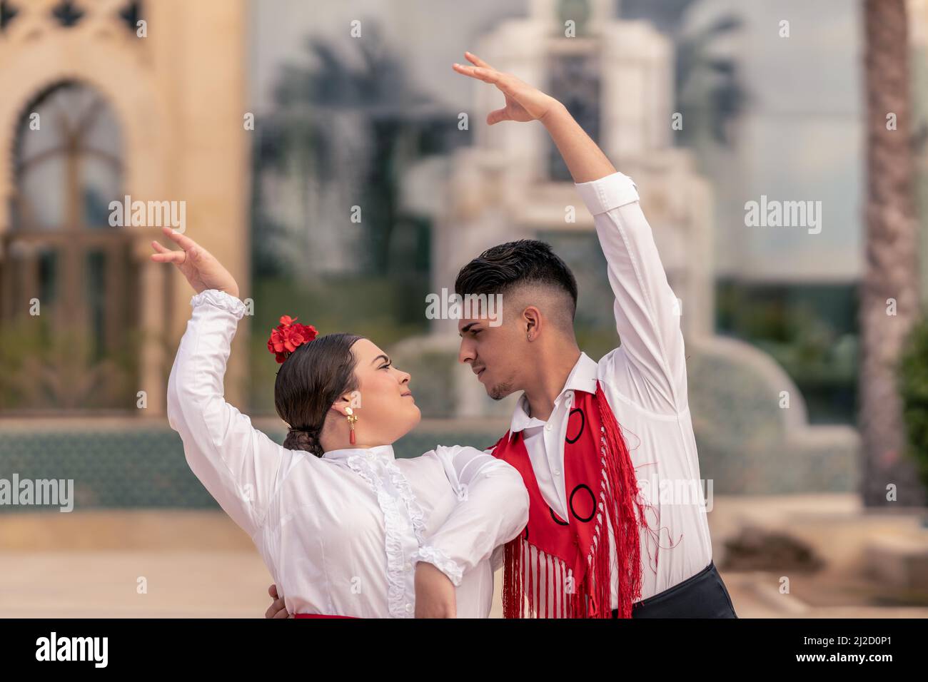 le jeune danseur flamenco espagnol embrasse son partenaire en dansant Banque D'Images