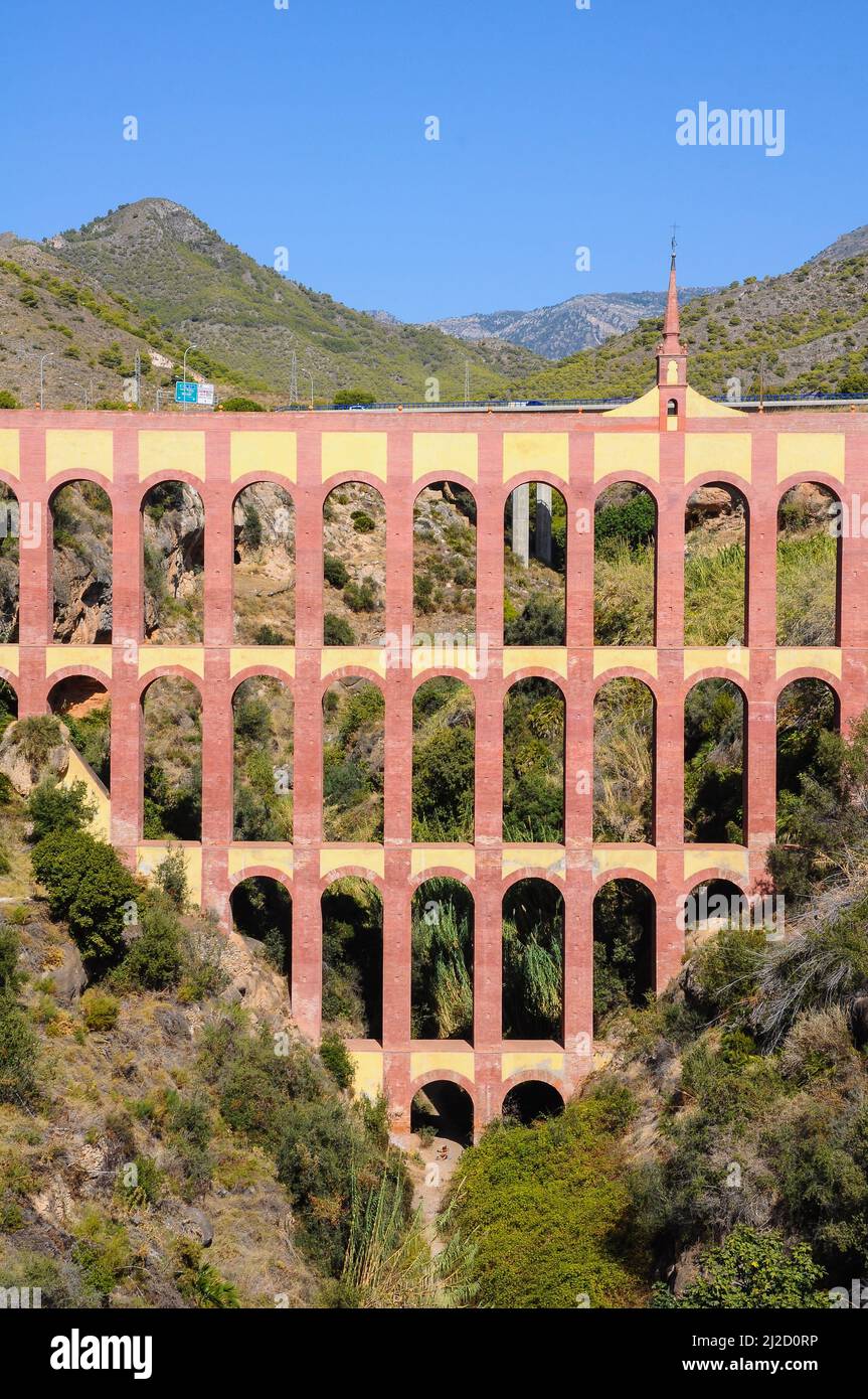 Aqueduct de l'aigle (Acueducto del Águila) à Nerja, Andalousie, Espagne Banque D'Images