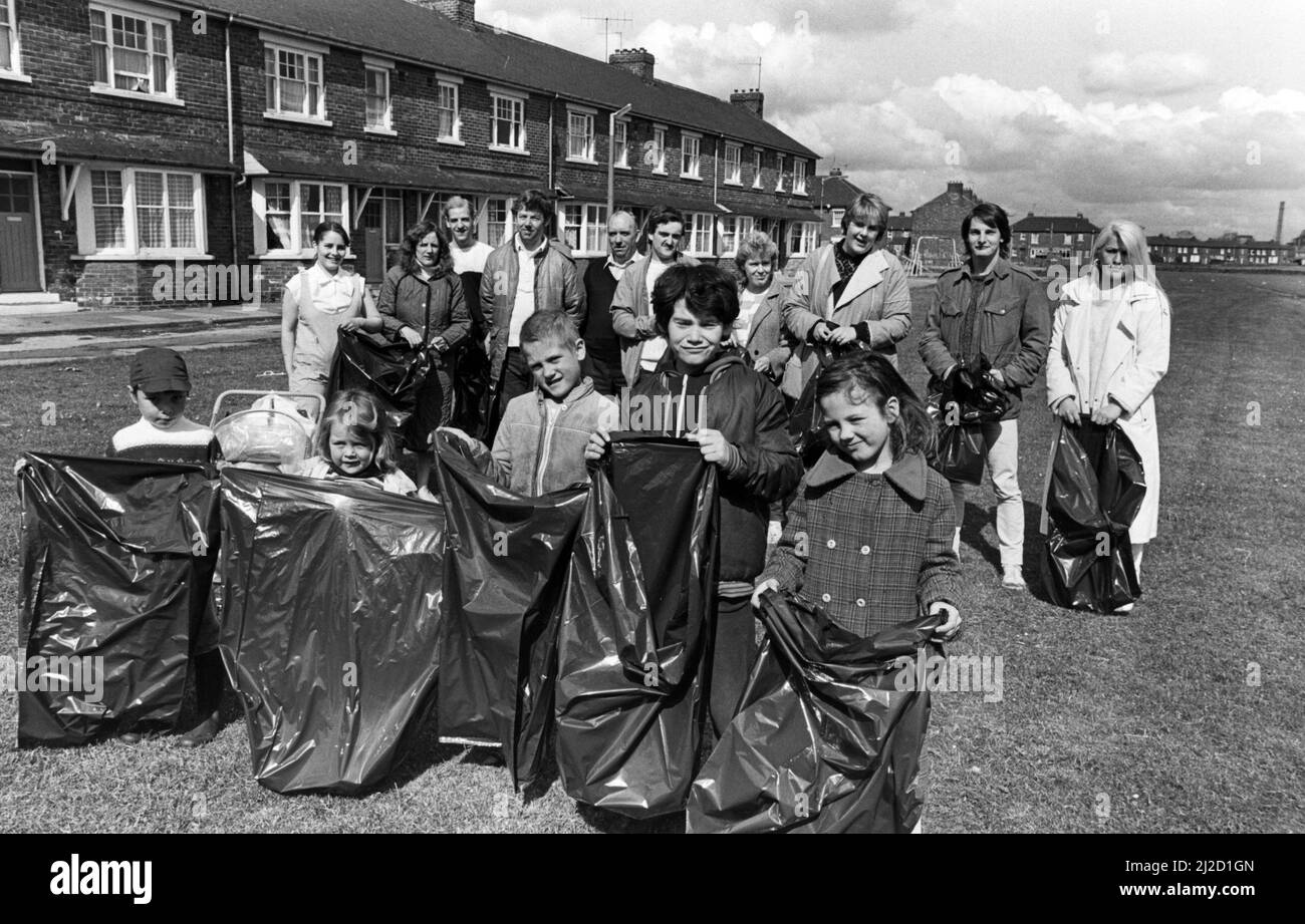 Les résidents et les bénévoles ont nettoyé les détritus du domaine Clarence de Teesside. Armés de sacs poubelle de Keep Britain Tidy Tidy, ils ont parcouru les espaces ouverts de Port Clarence. 29th mai 1986. Banque D'Images
