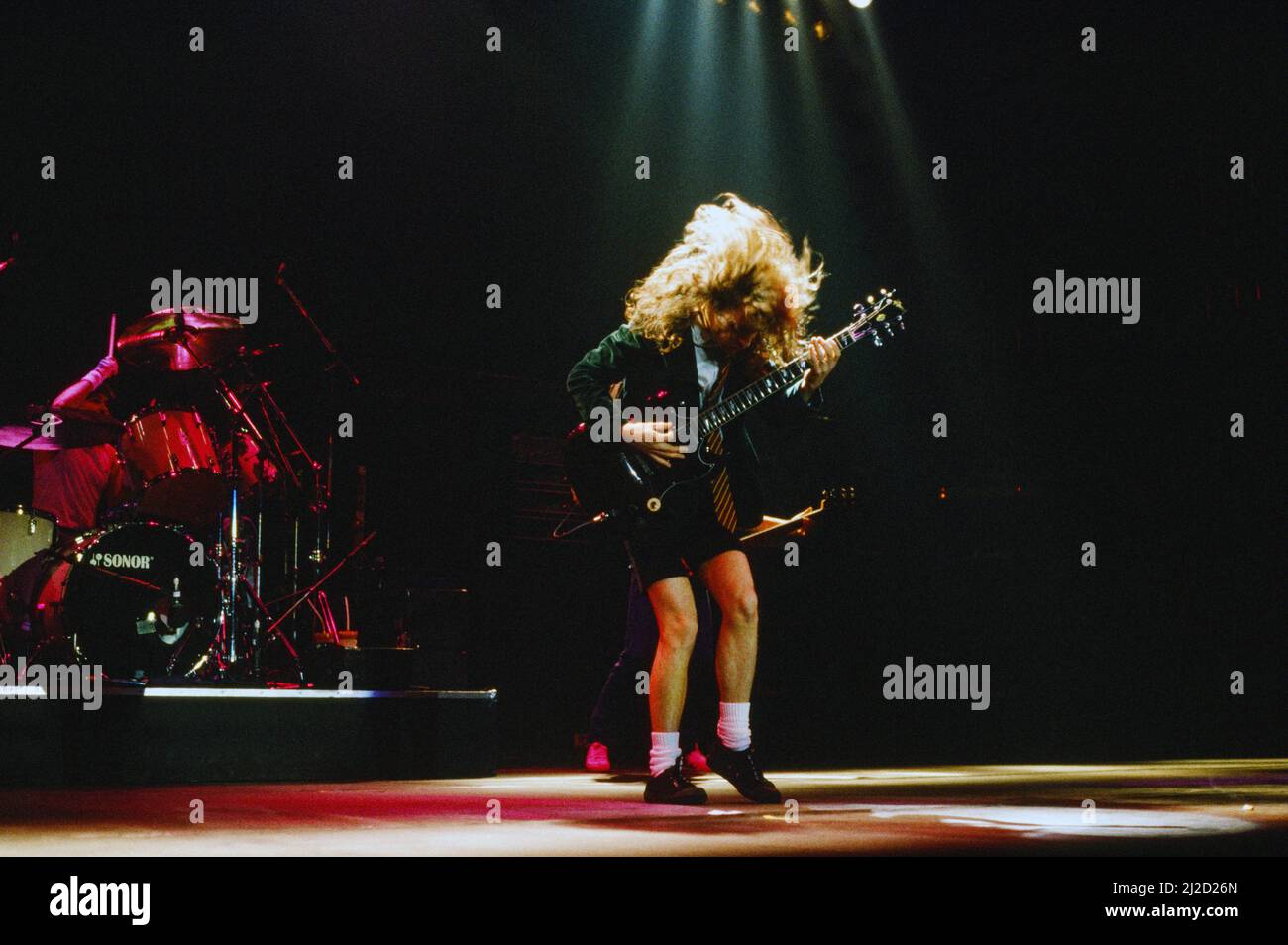 Groupe de rock australien AC/DC se présentant sur scène à Wembley Arena lors de leur tour du monde « Fly on the Wall ». En photo, le guitariste Angus Young. 16th janvier 1986. Banque D'Images