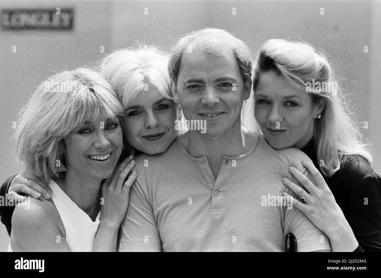 Le chanteur écossais Jim Diamond en photo avec son groupe de soutien, Vicki et Sam Brown, épouse et fille de Joe Brown et Sonia Jones. Photo, de gauche à droite, Vicki Brown, Sam Brown, Jim Diamond et Sonia Jones. 16th mai 1985. Banque D'Images