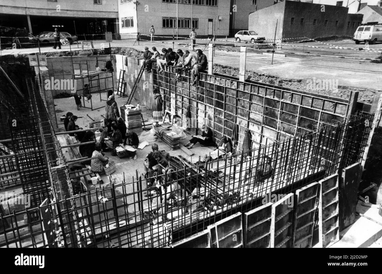 Des hommes, des femmes et des enfants ont occupé le site du « bunker nucléaire » à Carmarthen. Tout le travail a dû s'arrêter. 13th septembre 1985. Banque D'Images