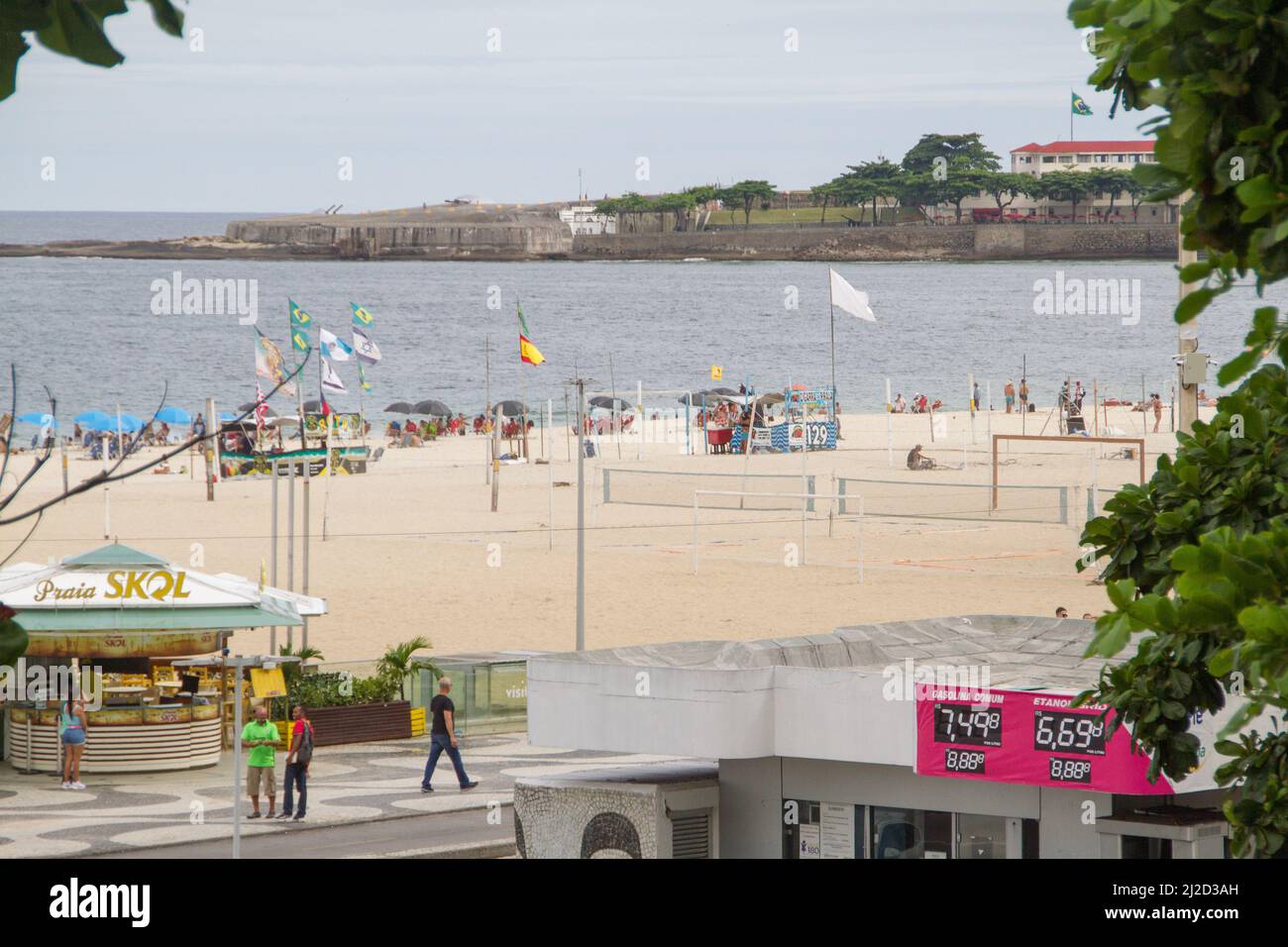 Plage de Copacabana à Rio de Janeiro, Brésil - 10 janvier 2022 : vue sur la plage de Copacabana en été. Banque D'Images
