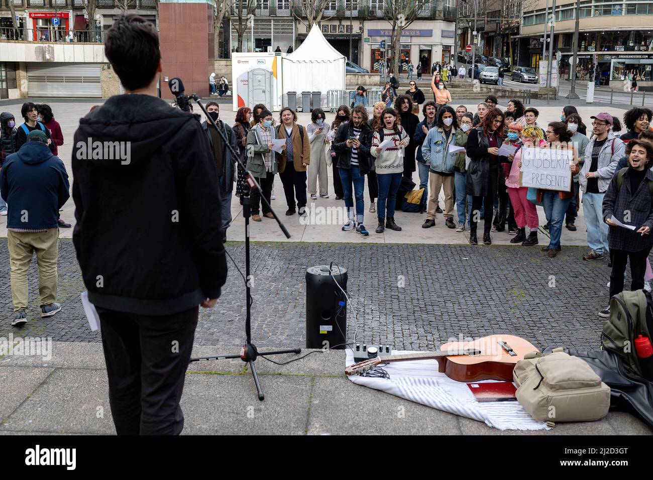 Porto, Portugal. 31st mars 2022. Les manifestants se rassemblent lors d'une manifestation pacifique. Une journée qui célèbre les personnes transgenres, ainsi que leurs contributions à la société et sensibilise la communauté transgenre à la discrimination à laquelle elle est confrontée dans le monde entier. Des dizaines de manifestants se sont rassemblés dans une manifestation pacifique pour marquer la Journée internationale de visibilité transgenre à Porto. Crédit : SOPA Images Limited/Alamy Live News Banque D'Images