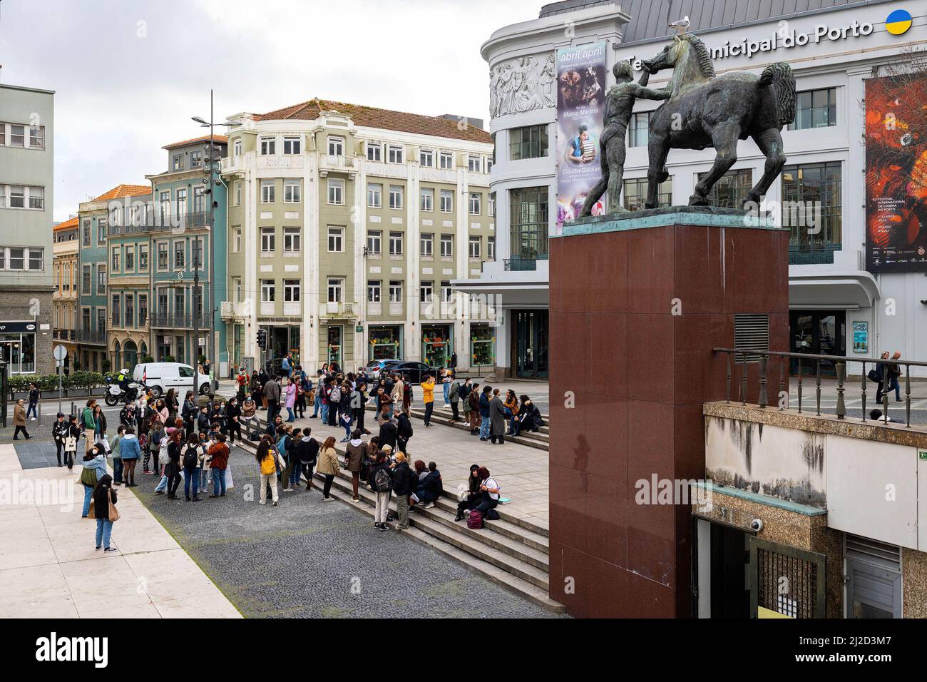 Porto, Portugal. 31st mars 2022. Les manifestants se rassemblent lors d'une manifestation pacifique. Une journée qui célèbre les personnes transgenres, ainsi que leurs contributions à la société et sensibilise la communauté transgenre à la discrimination à laquelle elle est confrontée dans le monde entier. Des dizaines de manifestants se sont rassemblés dans une manifestation pacifique pour marquer la Journée internationale de visibilité transgenre à Porto. (Photo par Diogo Baptista/SOPA Images/Sipa USA) crédit: SIPA USA/Alay Live News Banque D'Images