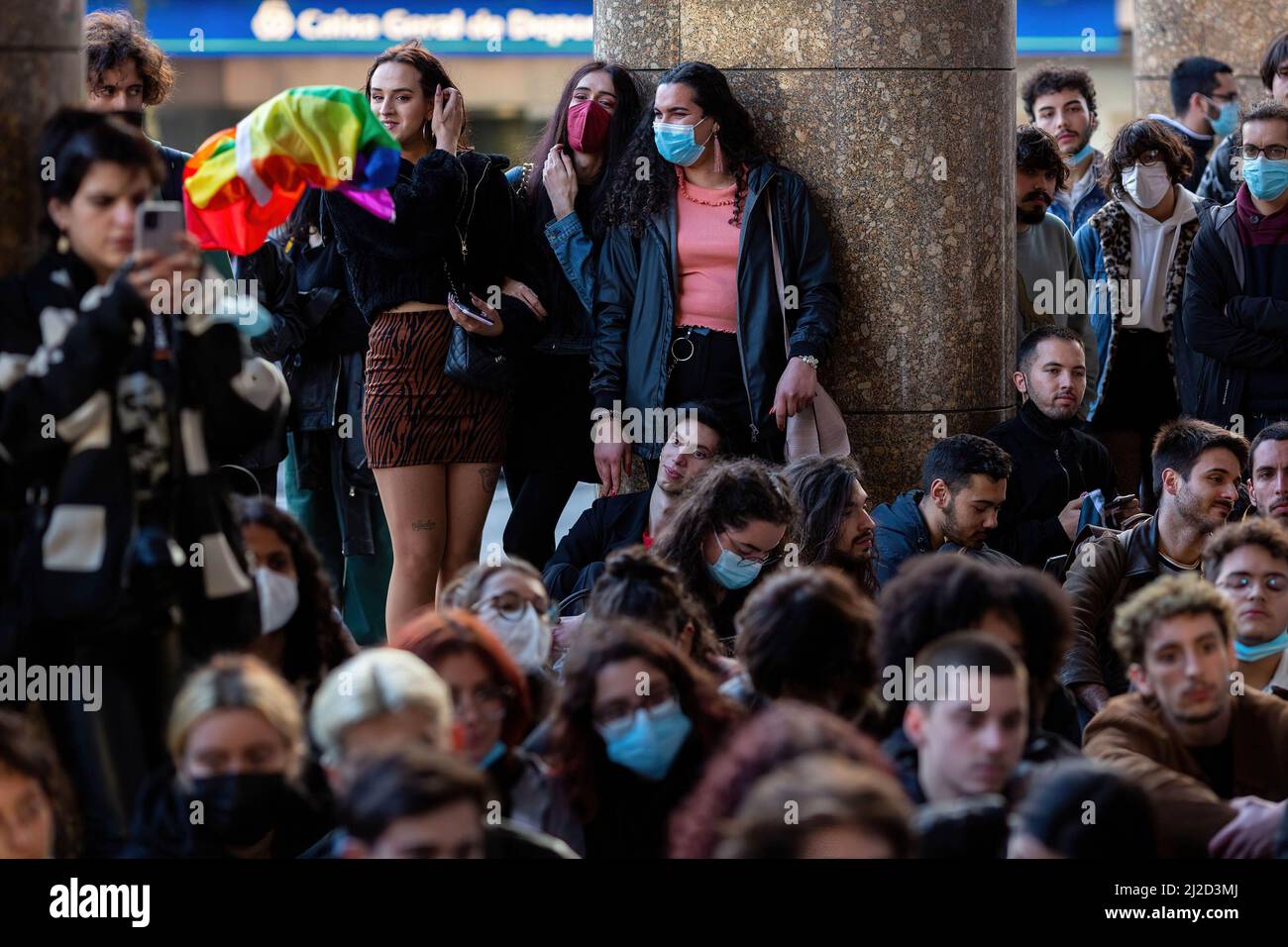 Porto, Portugal. 31st mars 2022. Les transgenres portugais se réunissent au cours d'une manifestation pacifique. Une journée qui célèbre les personnes transgenres, ainsi que leurs contributions à la société et sensibilise la communauté transgenre à la discrimination à laquelle elle est confrontée dans le monde entier. Des dizaines de manifestants se sont rassemblés dans une manifestation pacifique pour marquer la Journée internationale de visibilité transgenre à Porto. (Photo par Diogo Baptista/SOPA Images/Sipa USA) crédit: SIPA USA/Alay Live News Banque D'Images