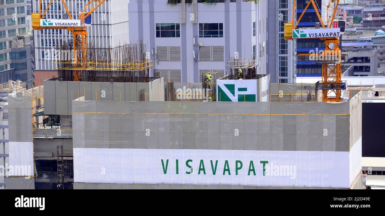 Vue aérienne d'un site de construction de Visavapat Co., Ltd avec grues à tour, à Bangkok, Thaïlande, Asie. Banque D'Images