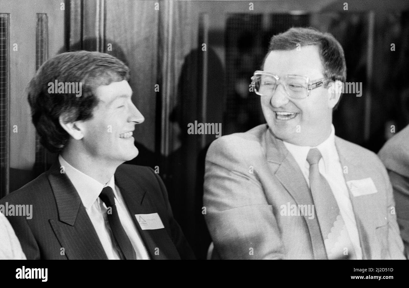 Les joueurs de snooker Steve Davis et Dennis Taylor qui ont récemment contesté la finale classique du championnat du monde de Black ball à Sheffield, assistent à une conférence de presse pour promouvoir le prochain tournoi de trophées de Matchroom 1985. Mai 1985. Banque D'Images