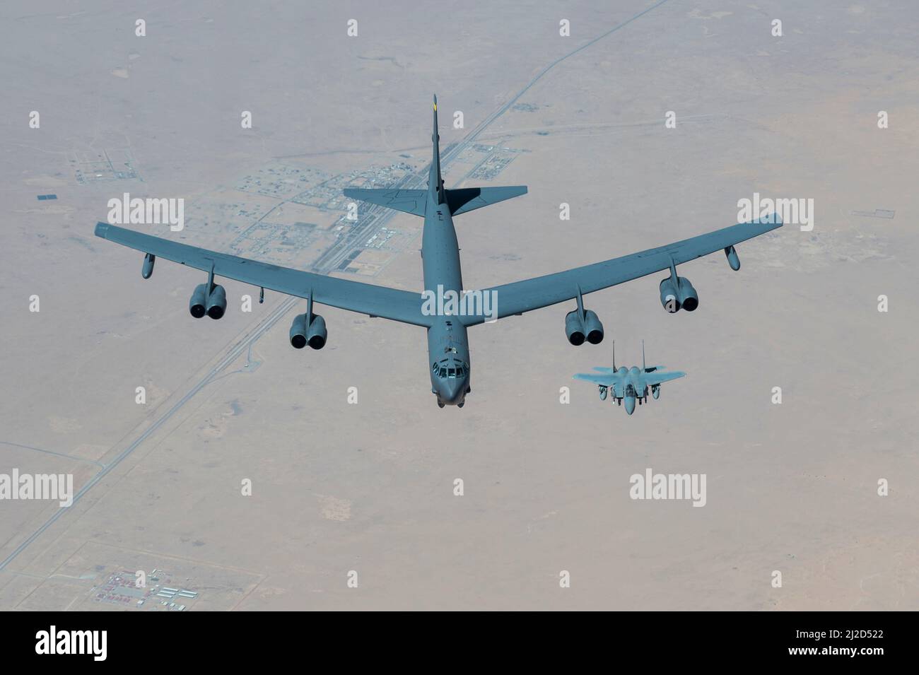 Une Royal Saudi Air Force F-15 vole avec une US Air Force B-52H Stratoforteresse au-dessus du Royaume d'Arabie Saoudite, le 29 mars 2022. La présence du B-52H met en évidence la capacité du Commandement central des États-Unis à fournir une puissance aérienne de combat à un moment donné, ainsi que son engagement envers les partenaires et la sécurité régionale. (É.-U. Photo de la Force aérienne par le sergent d'état-major. Joseph Pick) Banque D'Images