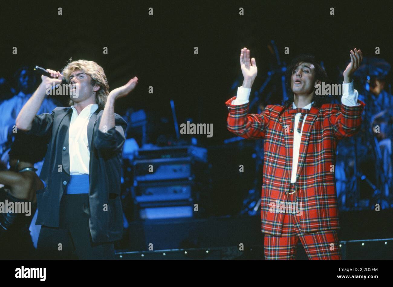 Groupe pop britannique Wham photographié lors de leur visite de 10 jours en Chine, le 1985 avril. George Michael et Andrew Ridgeley, sur scène pendant le concert du groupe au Peking's People's Gymnasium. C'était le tout premier concert d'un groupe pop occidental en Chine communiste. Banque D'Images