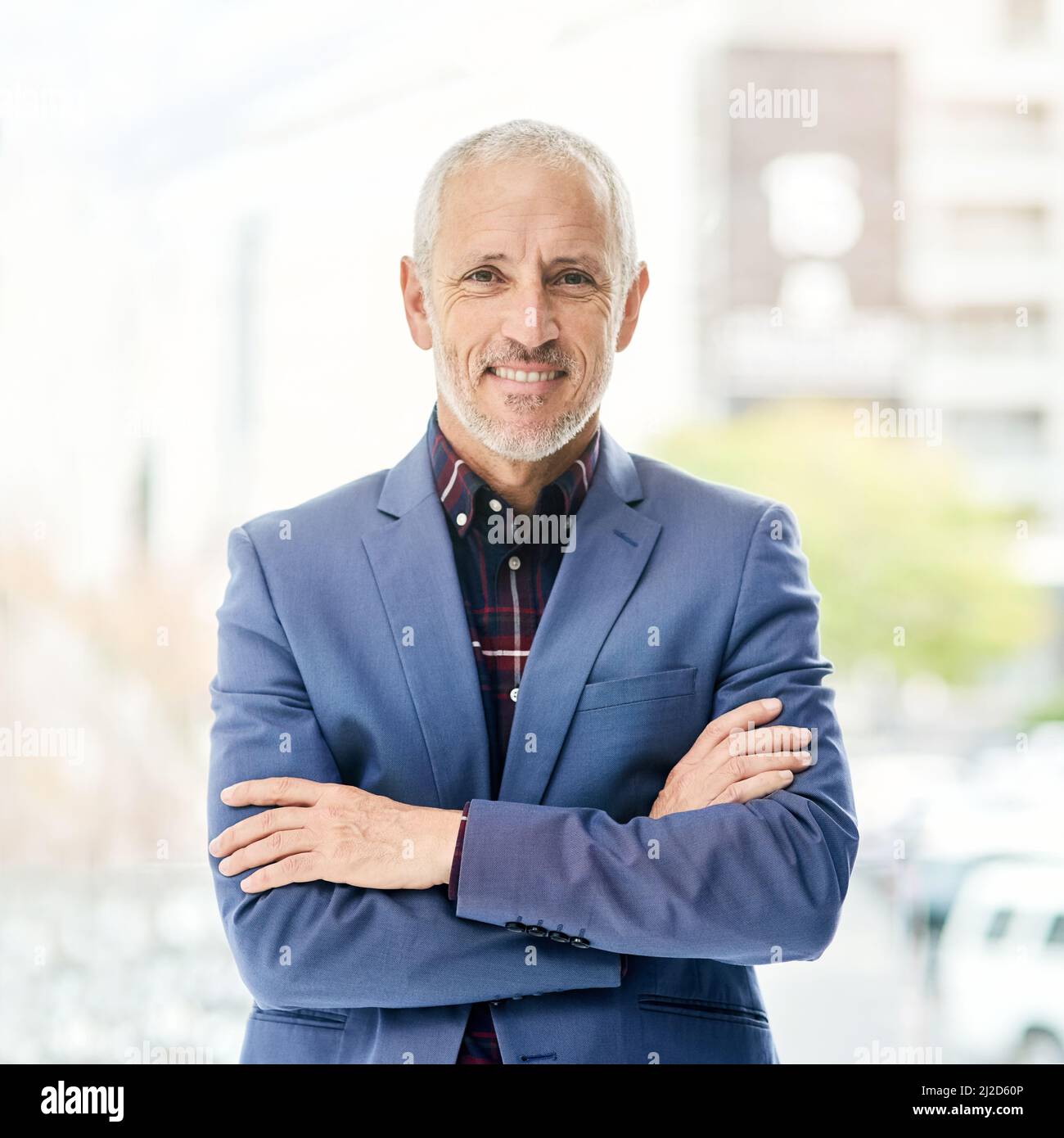 L'apparence d'un cadre réussi. Portrait d'un homme d'affaires mature debout dans un bureau moderne. Banque D'Images