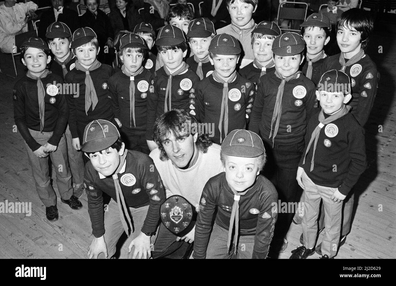 Haut de la table à nouveau... L'attaquant de la ville Dale Tempest présente le trophée aux petits de Shepley après que l'équipe du pack a remporté sa ligue pour la deuxième année de course. L'équipe a participé contre six autres parties dans la ligue des petits du district du Sud-est de HUDDERSFIELD, gagnant chaque match et concédé seulement trois buts. 21st mars 1986. Banque D'Images
