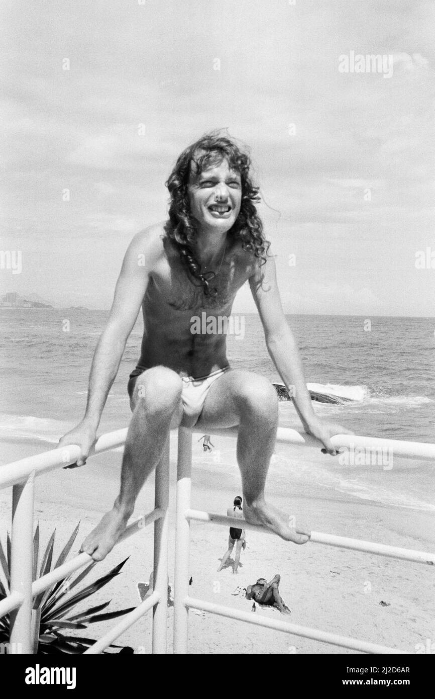 Groupe de rock australien AC/DC prendre le temps de se détendre à la plage d'Ipanema à Rio de Janeiro, Brésil pendant leur visite en Amérique du Sud. Ils sont dans la ville pour se produire au festival Rock in Rio au Rockedome, en terminant leur tournée mondiale « Flick of the Switch ». Sur la photo, le guitariste Angus Young fait partie des troncs de natation. Janvier 1985. Banque D'Images
