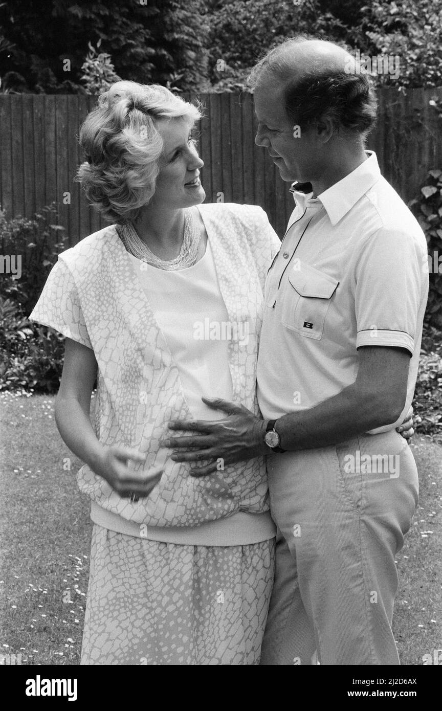 Brian Cne, présentateur de télévision pour enfants, photographié avec la femme, l'écrivain et le réalisateur Cherry Britton, enceinte de sept mois, le couple attend des jumeaux, photographié à la maison, le jeudi 19th juin 1986. Banque D'Images