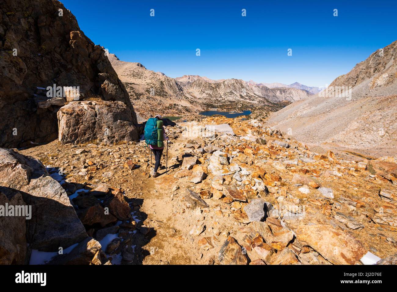 Backpacker sur le sentier du col de l'évêque, John Muir Wilderness, la Sierra Nevada, en Californie USA Banque D'Images