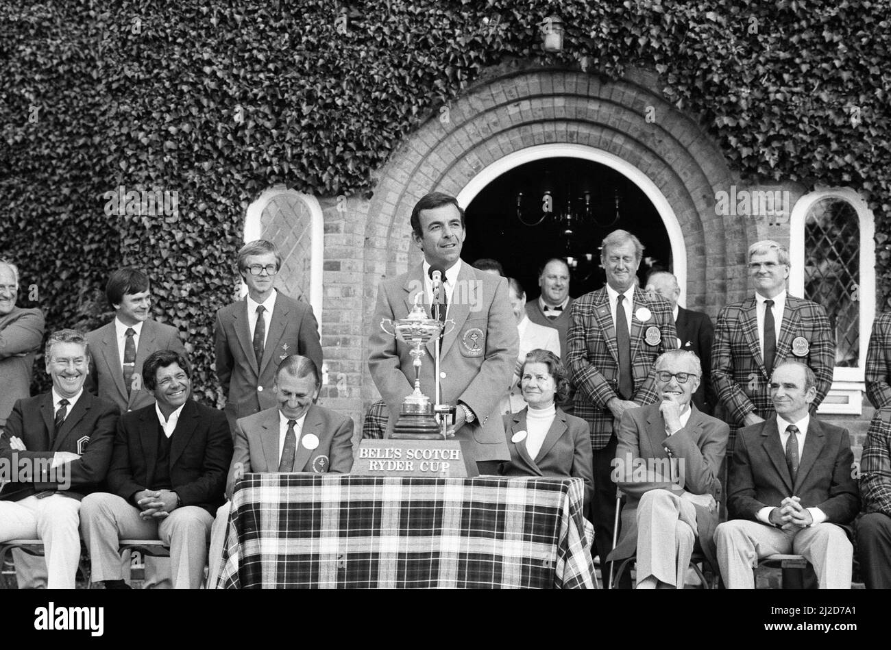 Le tournoi Ryder Cup s'est tenu du 13th au 15th septembre 1985 au Brabazon course du Beffroi à Wishaw, Warwickshire.Team Europe a remporté le concours de 16,5 à 11,5 points, marquant leur première victoire dans le tournoi et mettant fin à 28 ans de domination américaine. Tony Jacklin, capitaine de l'équipe Europe, récolte le trophée pendant la présentation. 15th septembre 1985. Banque D'Images