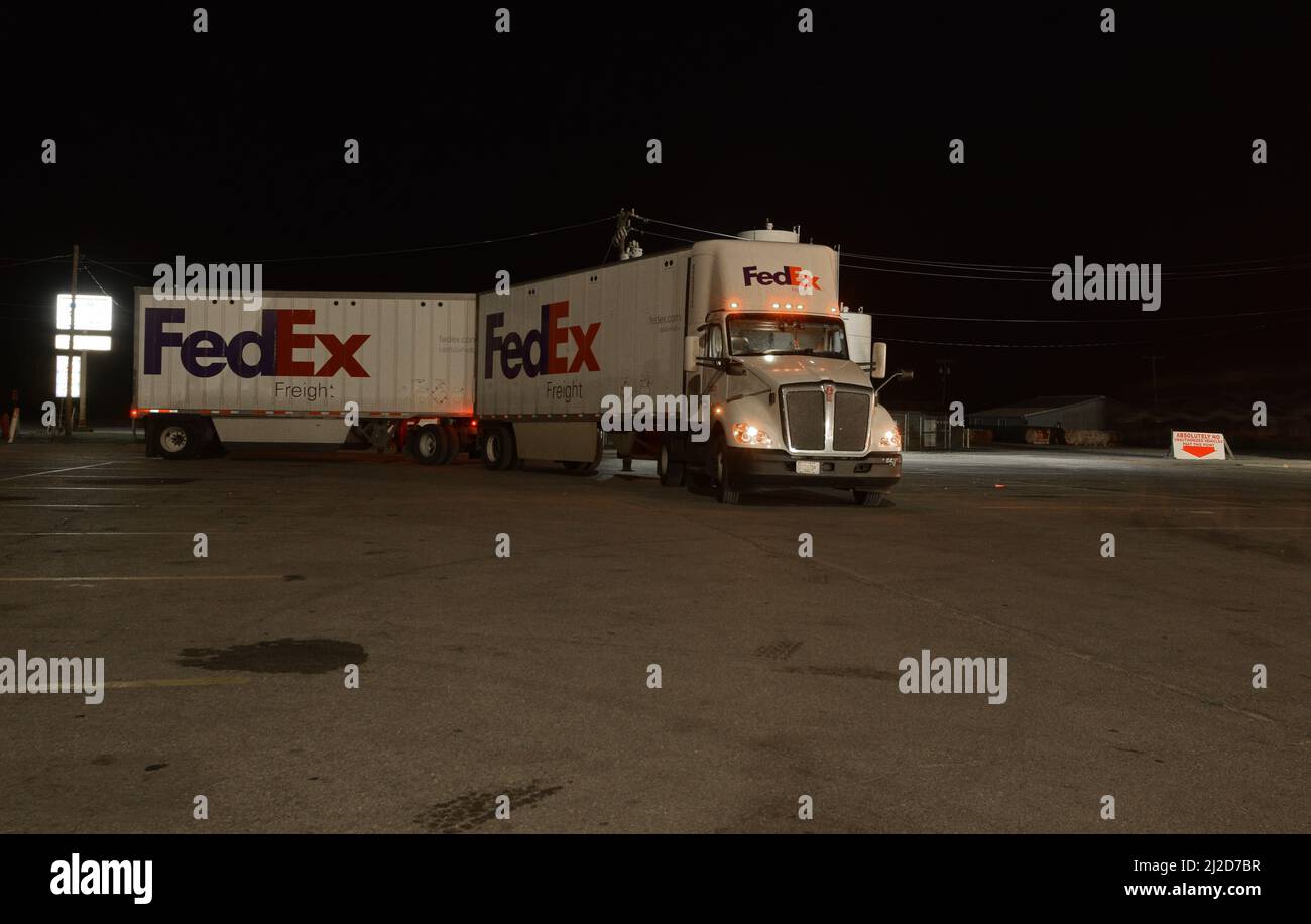 Un semi-camion FedEx avec une double remorque se place au Boomland Truckstop à Charleston, dans le Missouri Banque D'Images