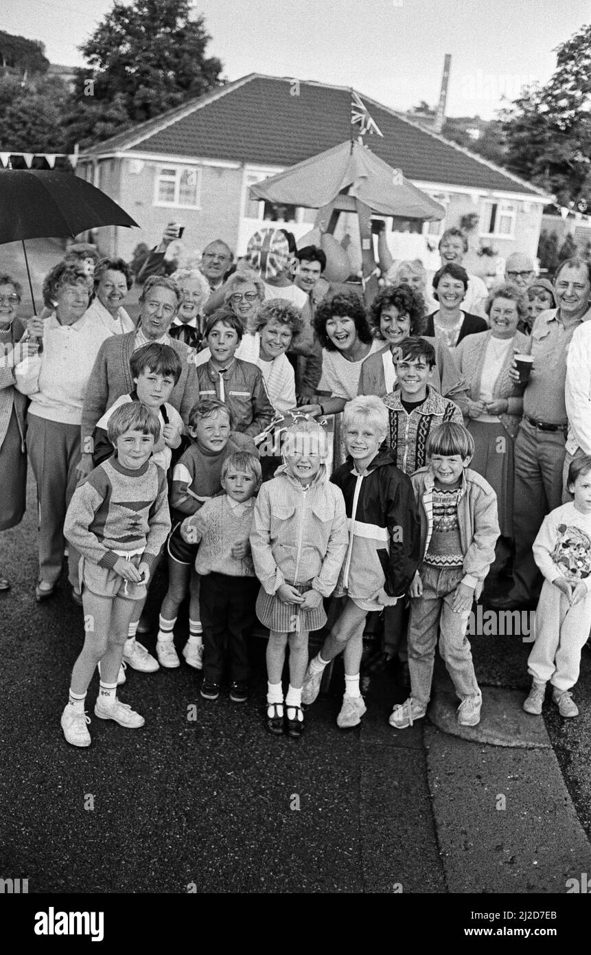 Les résidents de Fenay Lea Drive, Waterloo, s'apprécient malgré le temps, pour célébrer le mariage du duc et de la duchesse de York. 23rd juillet 1986. Banque D'Images