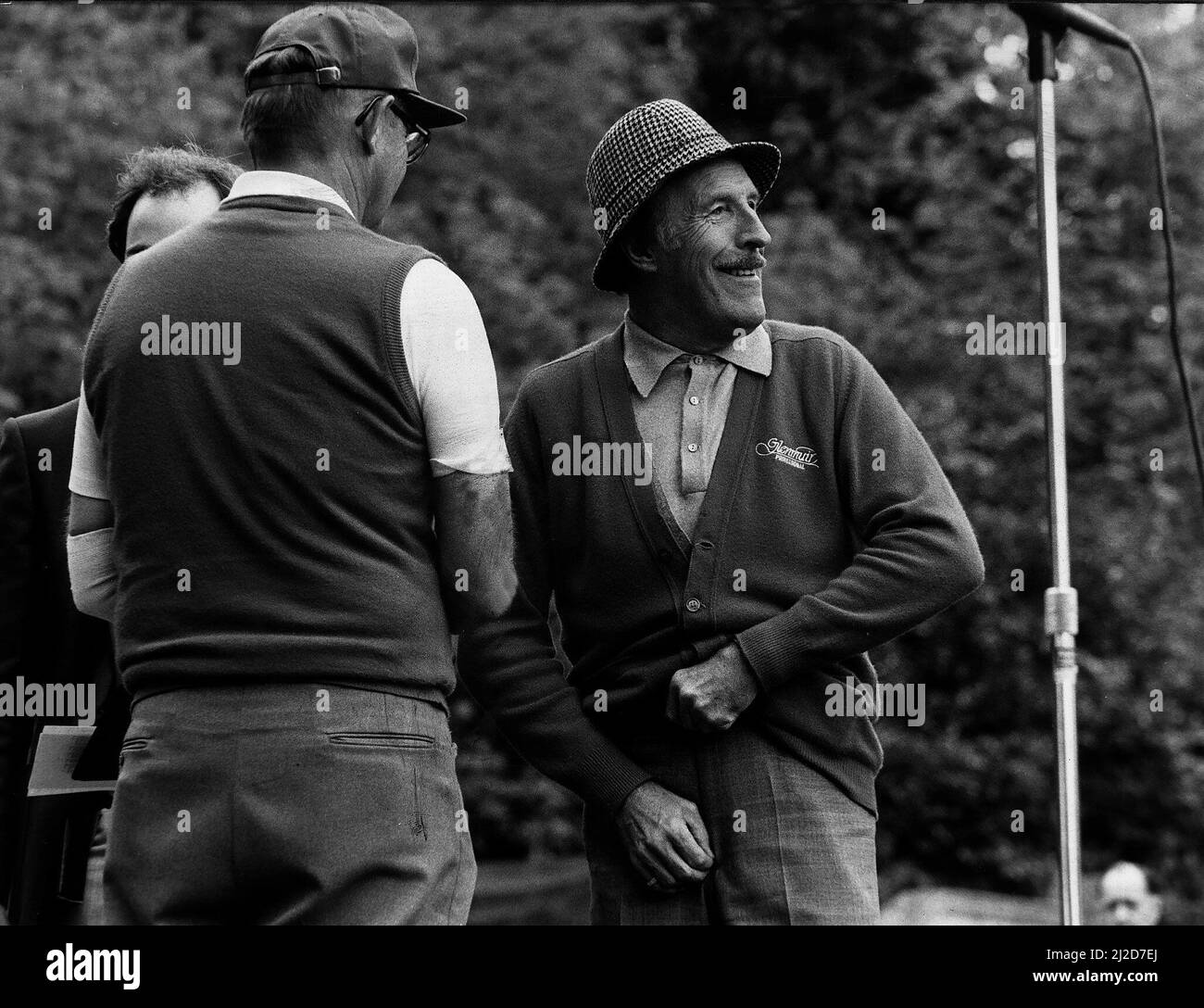 Bruce Forsyth, animateur, ajuste sa fermeture éclair à pantalon lors de la journée de golf professionnelle de célébrités, devant le sénateur américain Robert Harding Dbase Banque D'Images