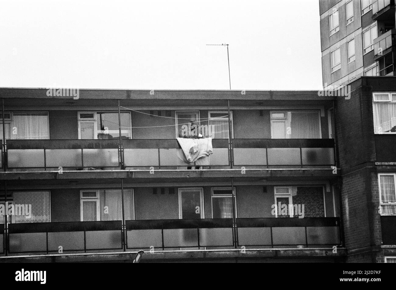Le 25th décembre 1985, Errol Walker a forcé son chemin dans un appartement au troisième étage de la cour de Poynter. Une femme s'est écartue et est ensuite décédée des blessures causées par un couteau. Le lendemain, la police armée a encerclé les appartements où Walker avait en otage Carlene Charles, âgée de quatre ans. Sur la photo, Carlene est prise en otage par Errol Walker depuis le balcon des appartements, la police armée a mis le siège en contrebas. 26th décembre 1985 Banque D'Images Le 25th décembre 1985, Errol Walker a forcé son chemin dans un appartement au troisième étage de la cour de Poynter. Une femme s'est écartue et est ensuite décédée des blessures causées par un couteau. Le lendemain, la police armée a encerclé les appartements où Walker avait en otage Carlene Charles, âgée de quatre ans. Sur la photo, Carlene est prise en otage par Errol Walker depuis le balcon des appartements, la police armée a mis le siège en contrebas. 26th décembre 1985 Banque D'Images