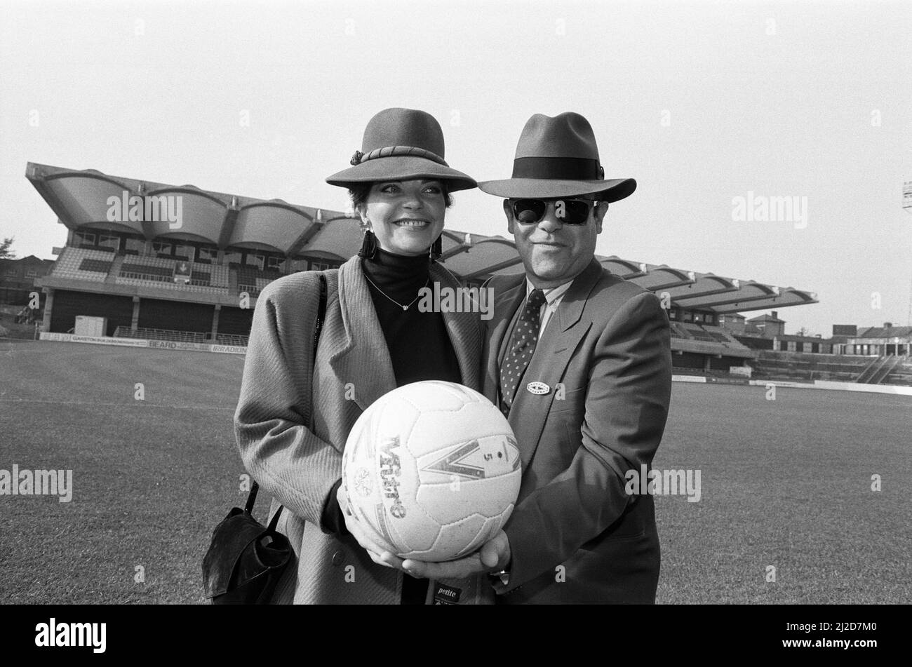 Elton John, président de Watford FC, et son épouse Renate, à Vicarage Road, stade du club de football de Watford. Photo en face du nouveau stand de Watford. 18th octobre 1986. Banque D'Images