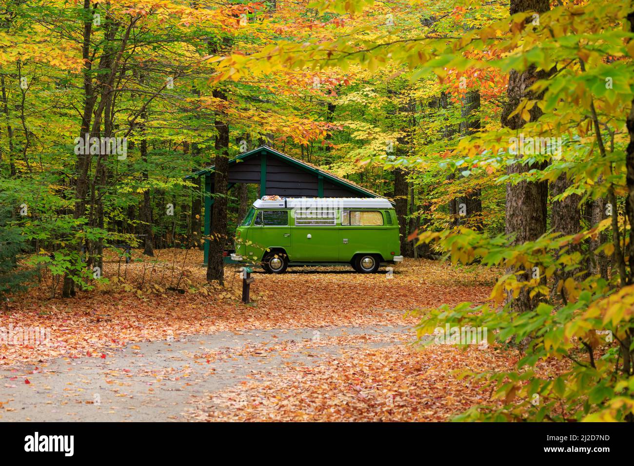 Rétro VW bus au terrain de camping avec les couleurs de l'automne Banque D'Images