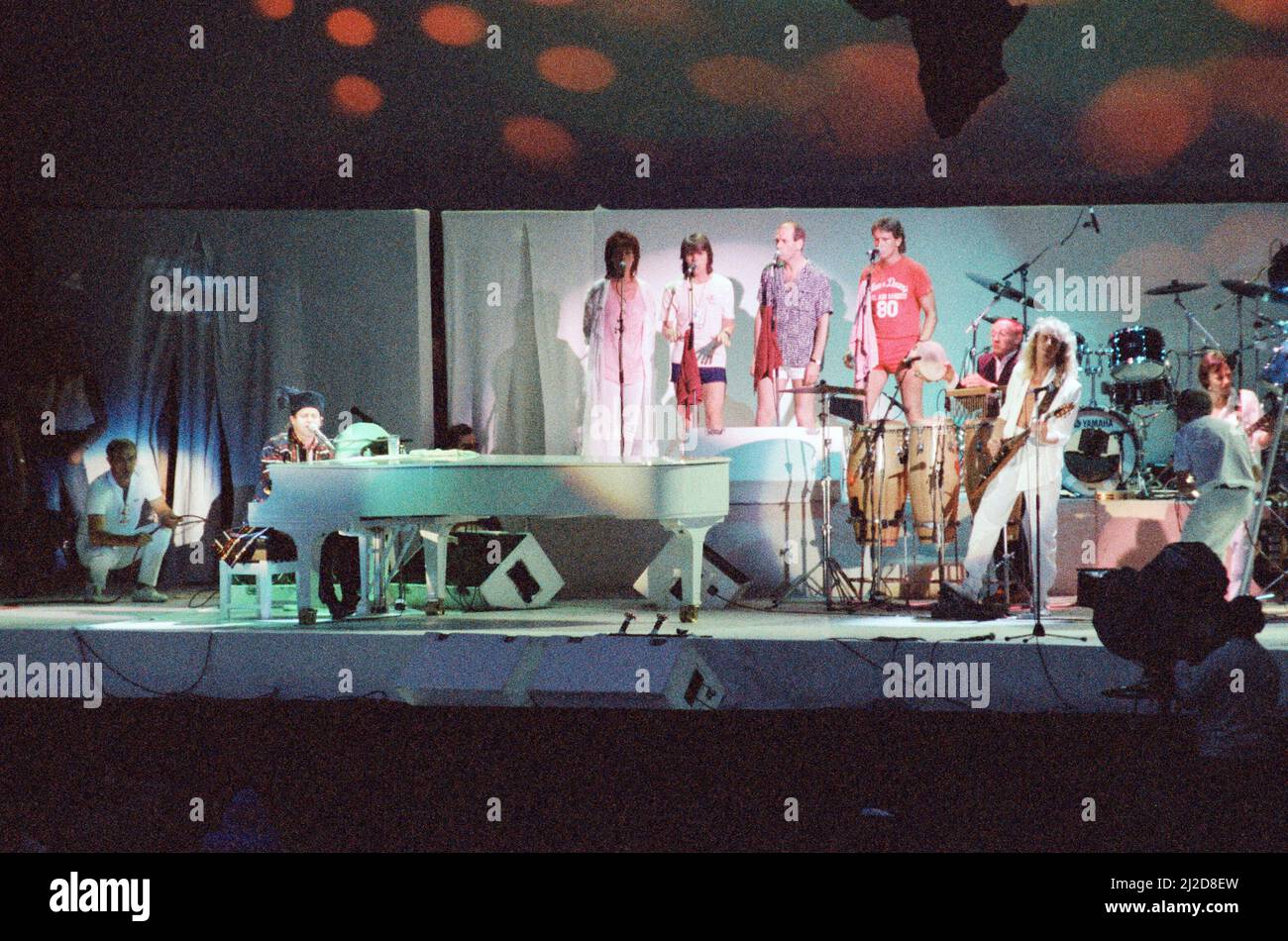 Concert Live Aid au stade Wembley, Londres, pour recueillir des fonds pour le secours de la famine éthiopienne en cours. Elton John se présentant. 13th juillet 1985. Banque D'Images