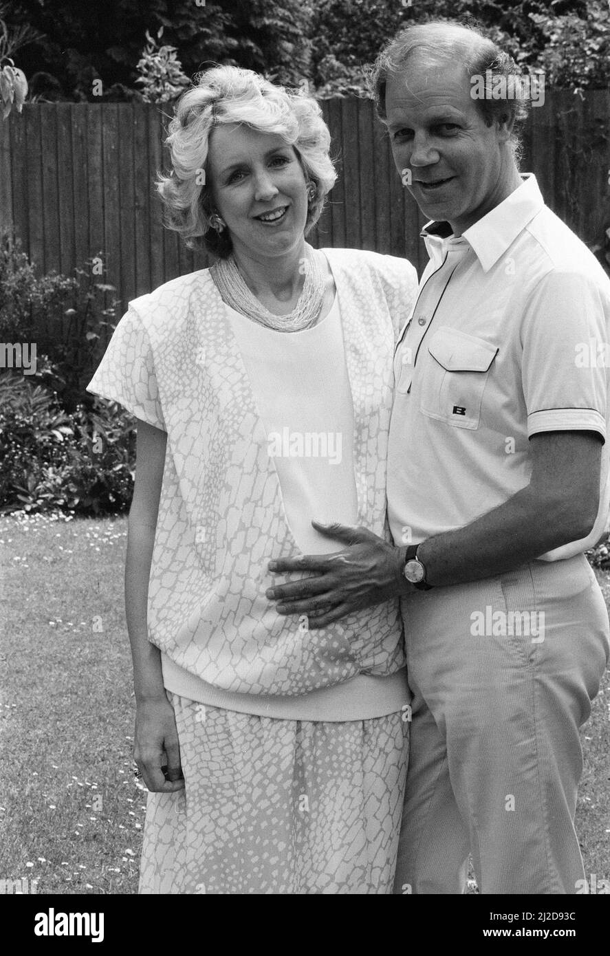 Brian Cne, présentateur de télévision pour enfants, photographié avec la femme, l'écrivain et le réalisateur Cherry Britton, enceinte de sept mois, le couple attend des jumeaux, photographié à la maison, le jeudi 19th juin 1986. Banque D'Images