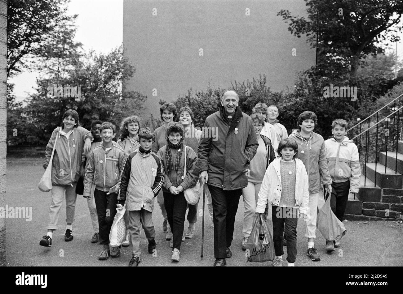 L'évêque David Konstant, évêque catholique de Leeds, dirige un groupe de marcheurs lors d'une marche annuelle de 20 milles parrainée pour recueillir de l'argent pour la mission diocésaine au Pérou. Environ 300 personnes, dont des enfants des écoles de tous les Saints et de St Patrick et des membres des paroisses catholiques de Huddersfield, ont participé à la promenade de l'église St Bridgid de la RC, Longwood, à Wessenden et retour. La marche organisée par le groupe Huddersfield Deanery Third World, espère battre le total des collectes de fonds de l'année dernière de 3 000 livres sterling. 21st septembre 1986. Banque D'Images